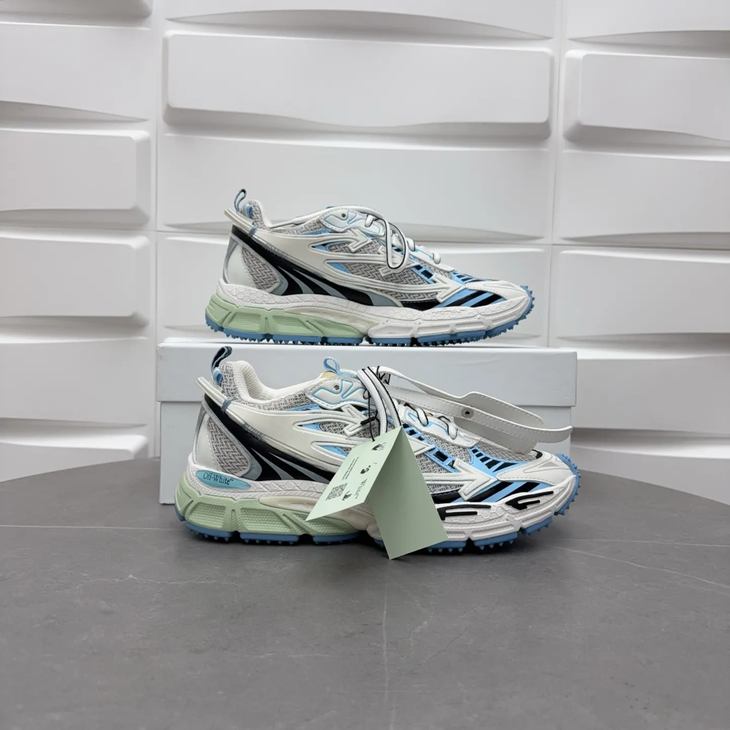 【off- white】P: 720💰Couple style👫, Size: 35-44 (Male 38.45.46 custom-made) High-quality version👊"Out of office" series original mold opening, original lasting, production process 1:1 original version ➰OFF GREY) OFF-WHITE Be Right Back Couple style👫Round toe lace-up arrow pattern low-top lifestyle casual shoes green. A running shoe called the "Be Right Back" sneaker. The design of this sneaker is inspired by Japanese sports aesthetics and craftsmanship, with running performance and principles at its core.